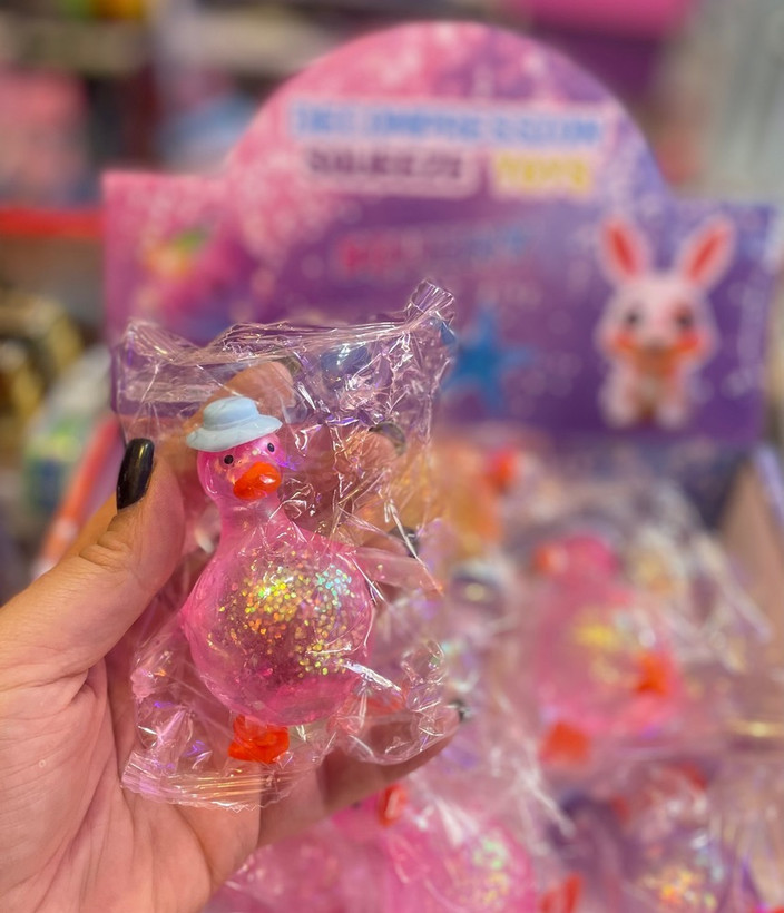 اسکوییشی اردک کلاه دار نرمالو (Normallo Squishy Duck) یک اسباب بازی فیدجت ضد استرس و سرگرمکننده است که در ۴ رنگ شاد و جذاب (زرد، بنفش، صورتی و سبز) عرضه شده است. این محصول با جنس باکیفیت و نرم ساخته شده که کاملاً ایمن، بدون بو و فاقد مواد مضر برای سلامتی