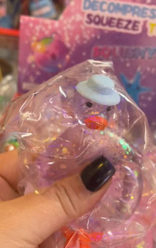 اسکوییشی اردک کلاه دار نرمالو (Normallo Squishy Duck) یک اسباب بازی فیدجت ضد استرس و سرگرمکننده است که در ۴ رنگ شاد و جذاب (زرد، بنفش، صورتی و سبز) عرضه شده است. این محصول با جنس باکیفیت و نرم ساخته شده که کاملاً ایمن، بدون بو و فاقد مواد مضر برای سلامتی