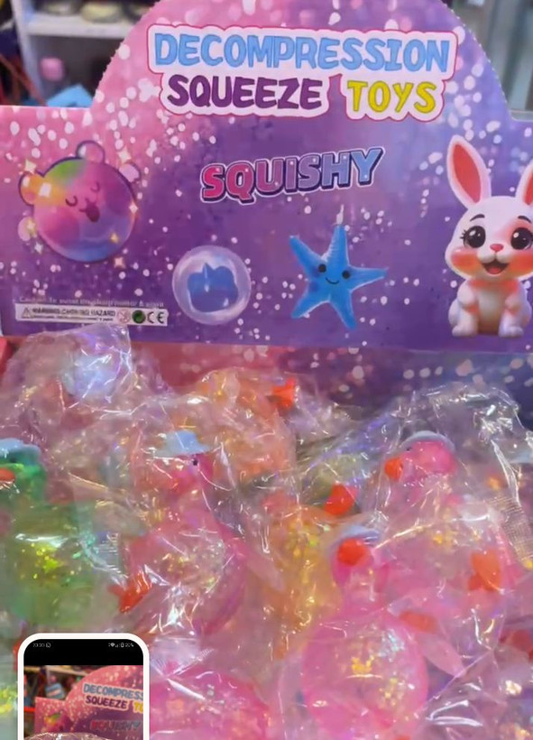 اسکوییشی اردک کلاه دار نرمالو (Normallo Squishy Duck) یک اسباب بازی فیدجت ضد استرس و سرگرمکننده است که در ۴ رنگ شاد و جذاب (زرد، بنفش، صورتی و سبز) عرضه شده است. این محصول با جنس باکیفیت و نرم ساخته شده که کاملاً ایمن، بدون بو و فاقد مواد مضر برای سلامتی